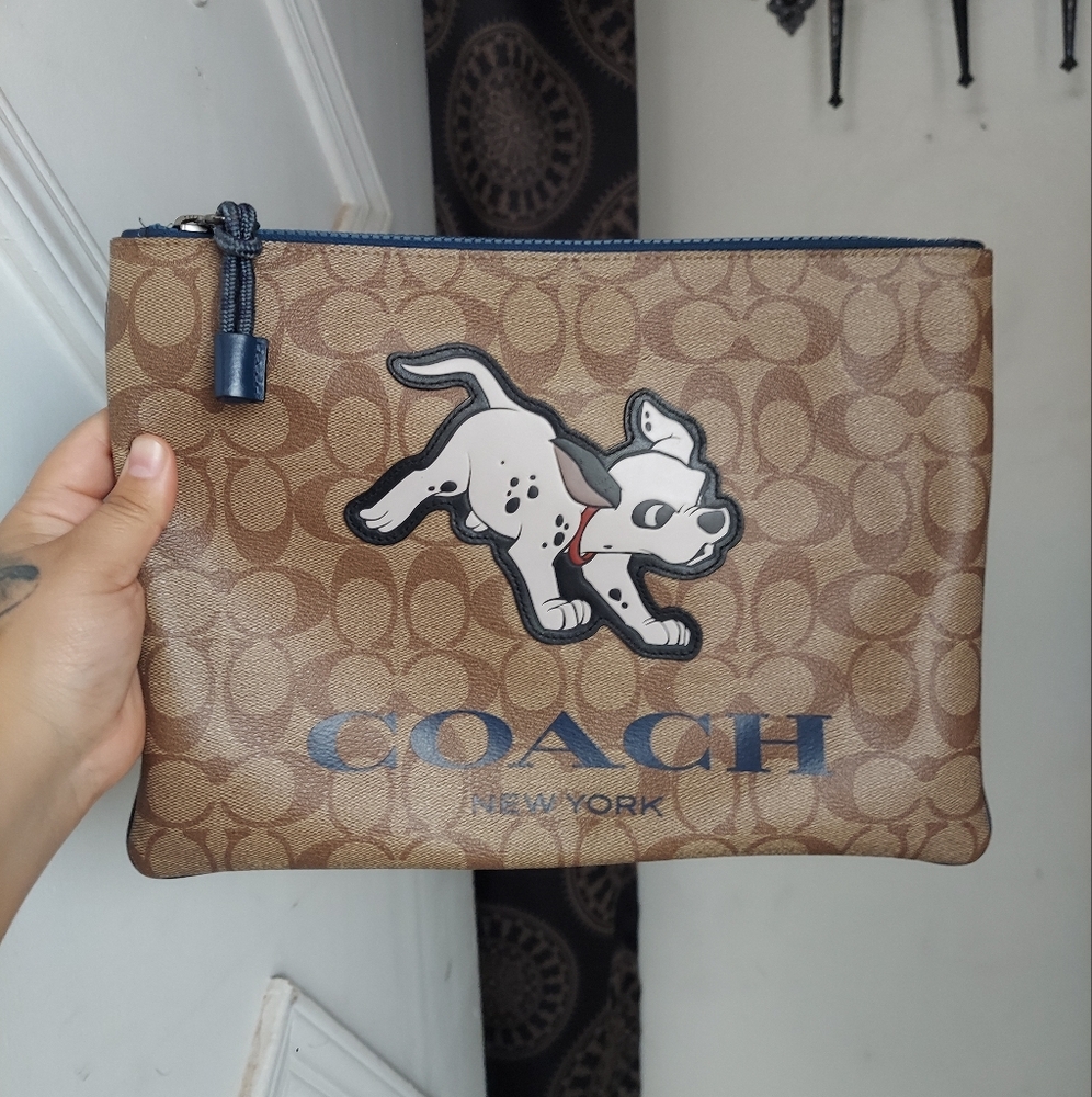 🚫SOLD🚫 Coach Disney Signature Canvas Dalmatians Large Pouch🤎 M1980 91247
